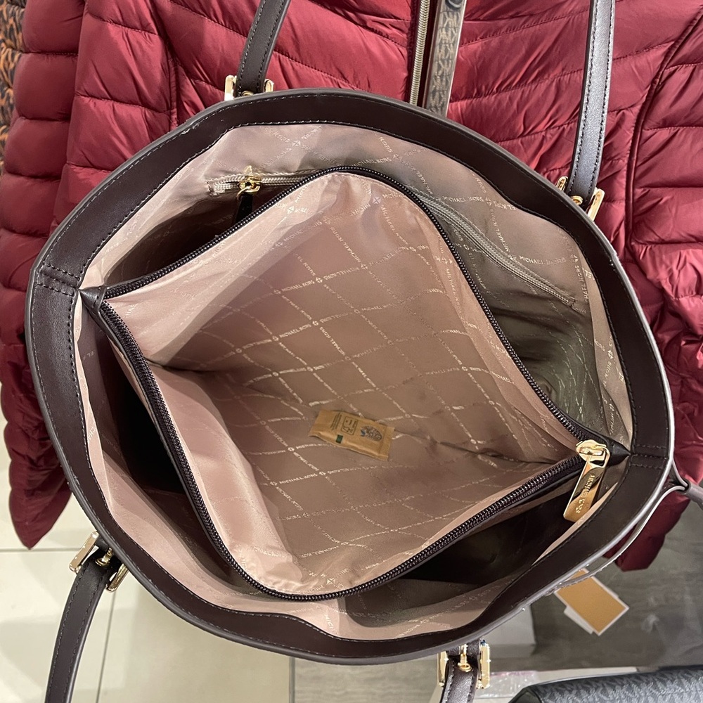 MICHAEL KORS Voyager Lg Color-Block Metallic Signature Logo EW Tote 
Brown 
NWT - Picture 10 of 16